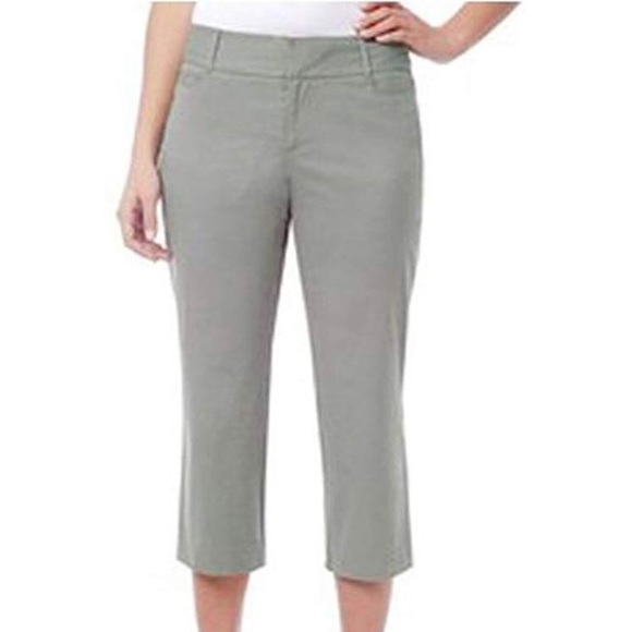 Daisy Fuentes Pants - Daisy Fuentes chino green capris NWT size 6